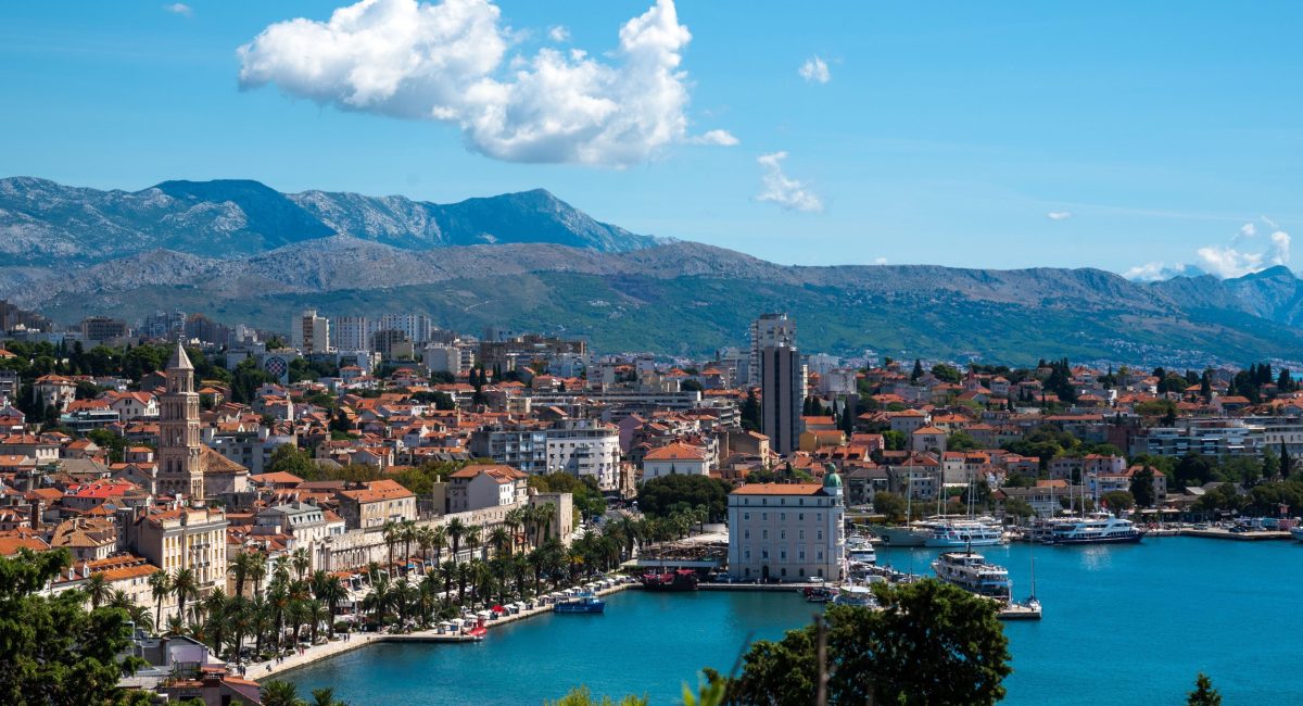 Pogled na obalu Splita i Jadransko more